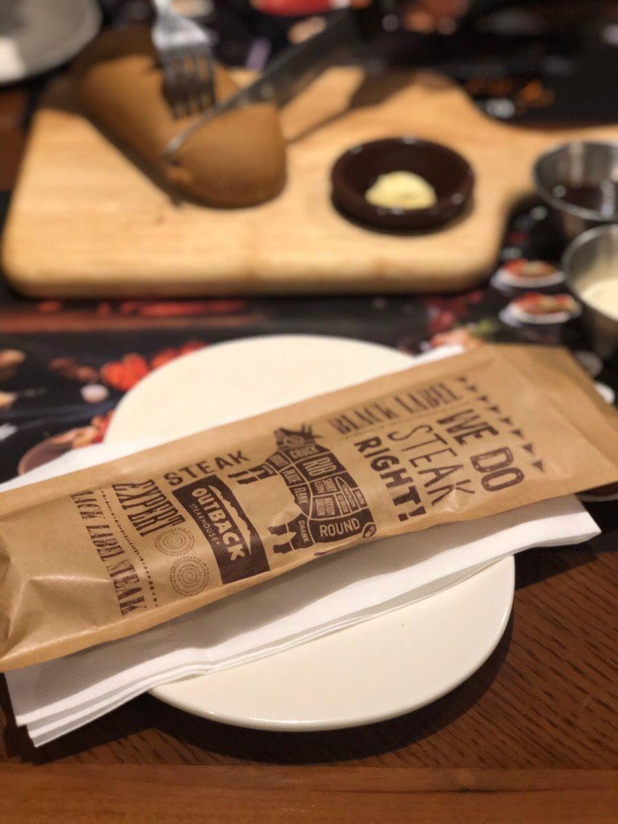 Outback Steakhouse位于高速巴士转运站，餐前准备的特色面包与奶油，等待美味菜肴开始。